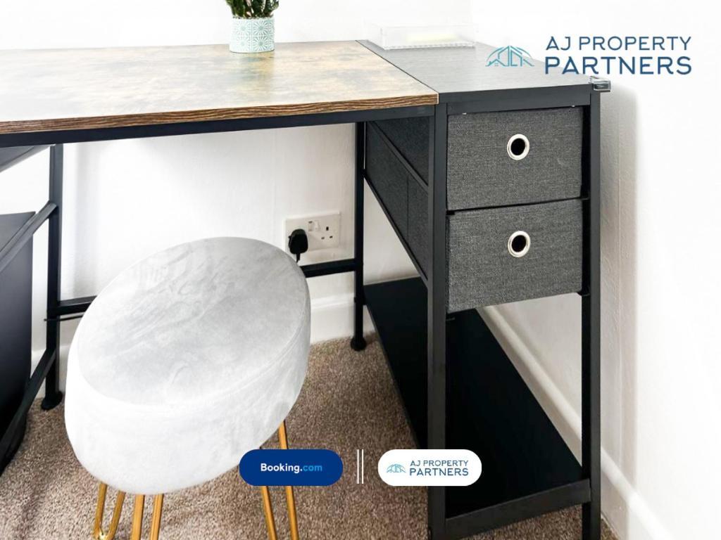 Premium Deal L Hill View Home L Last-Minute Offer L Cheltenham L Aj Properties L Perfect For Short Or Long Stays L 4Beds 4Bedrooms Екстериор снимка