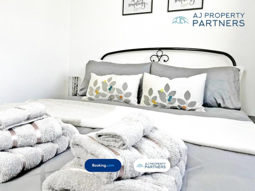 Premium Deal L Hill View Home L Last-Minute Offer L Cheltenham L Aj Properties L Perfect For Short Or Long Stays L 4Beds 4Bedrooms Екстериор снимка