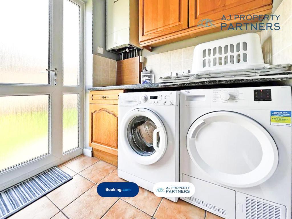 Premium Deal L Hill View Home L Last-Minute Offer L Cheltenham L Aj Properties L Perfect For Short Or Long Stays L 4Beds 4Bedrooms Екстериор снимка